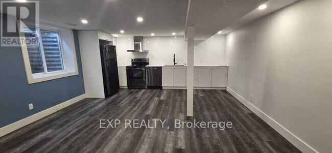 Photo - 96 Geneva Crescent Unité B