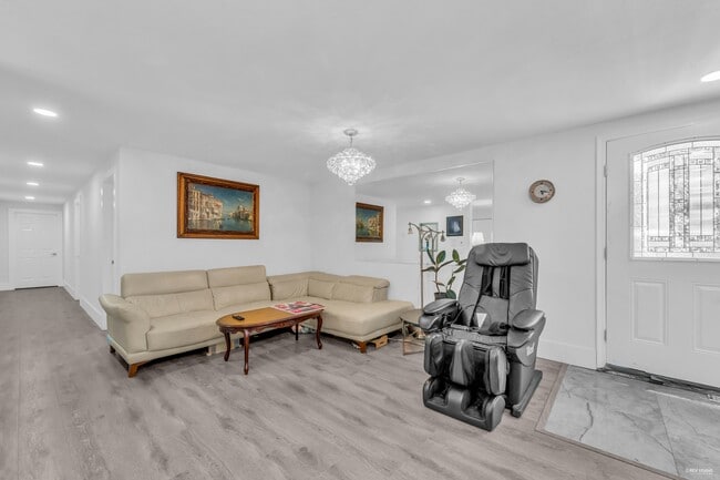 Photo - 2585 Westhill Way
