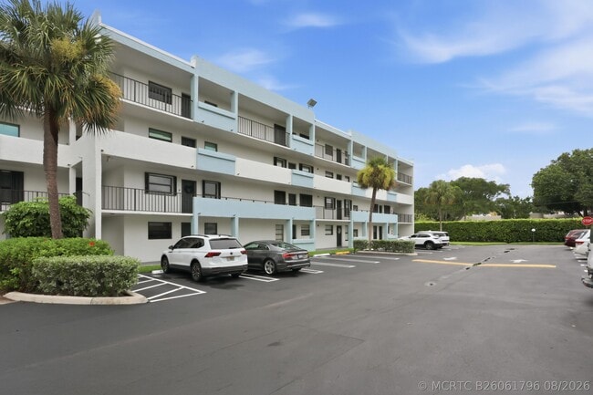 Building Photo - 555 Banyan Tree Ln Unit 410