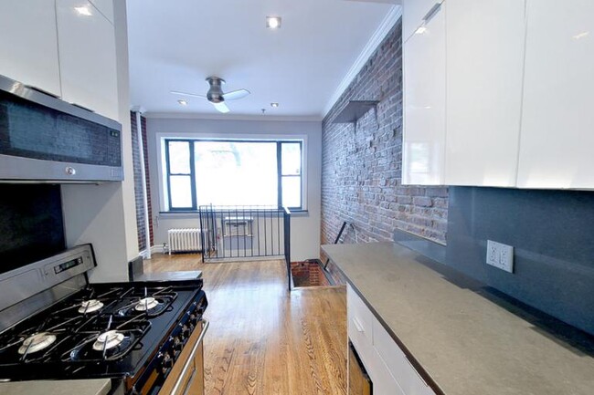Building Photo - 410 E 13th St Rental