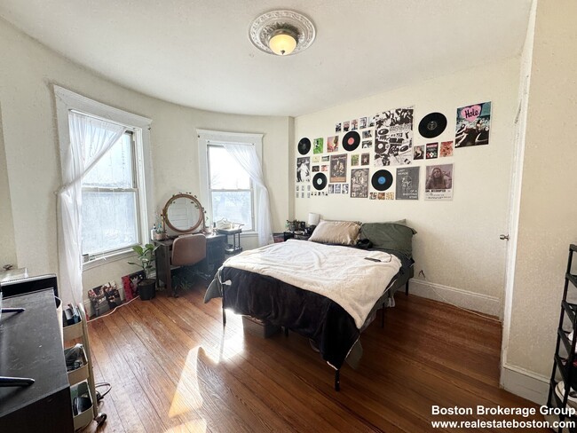 Photo - 692 Columbia Rd