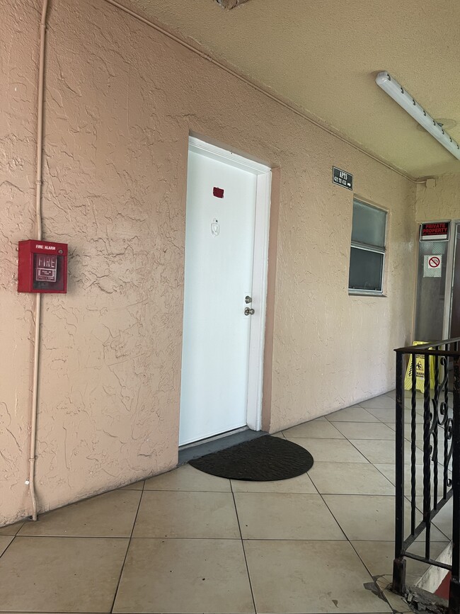 Building Photo - 1305 W 53rd St Unit Villa catalina
