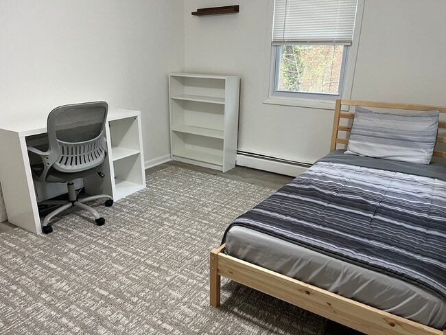 upstairs bedroom - 114 S Lee St Rental