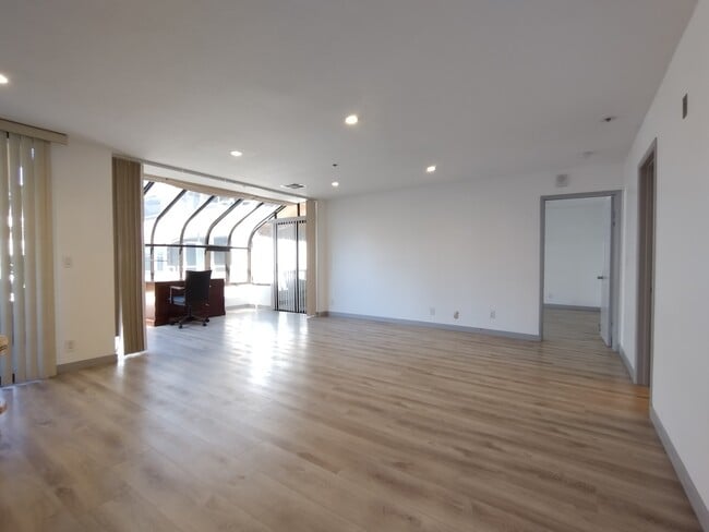 Building Photo - 121 S Hope St Unit 406