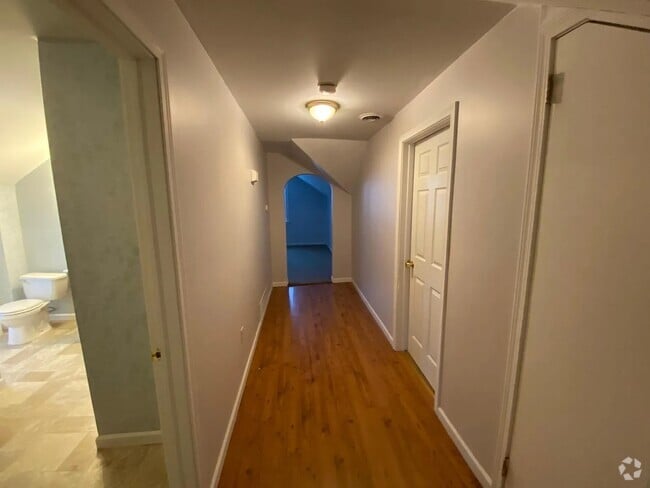 Building Photo - 15 James St Unit 15 James St Upper Rental