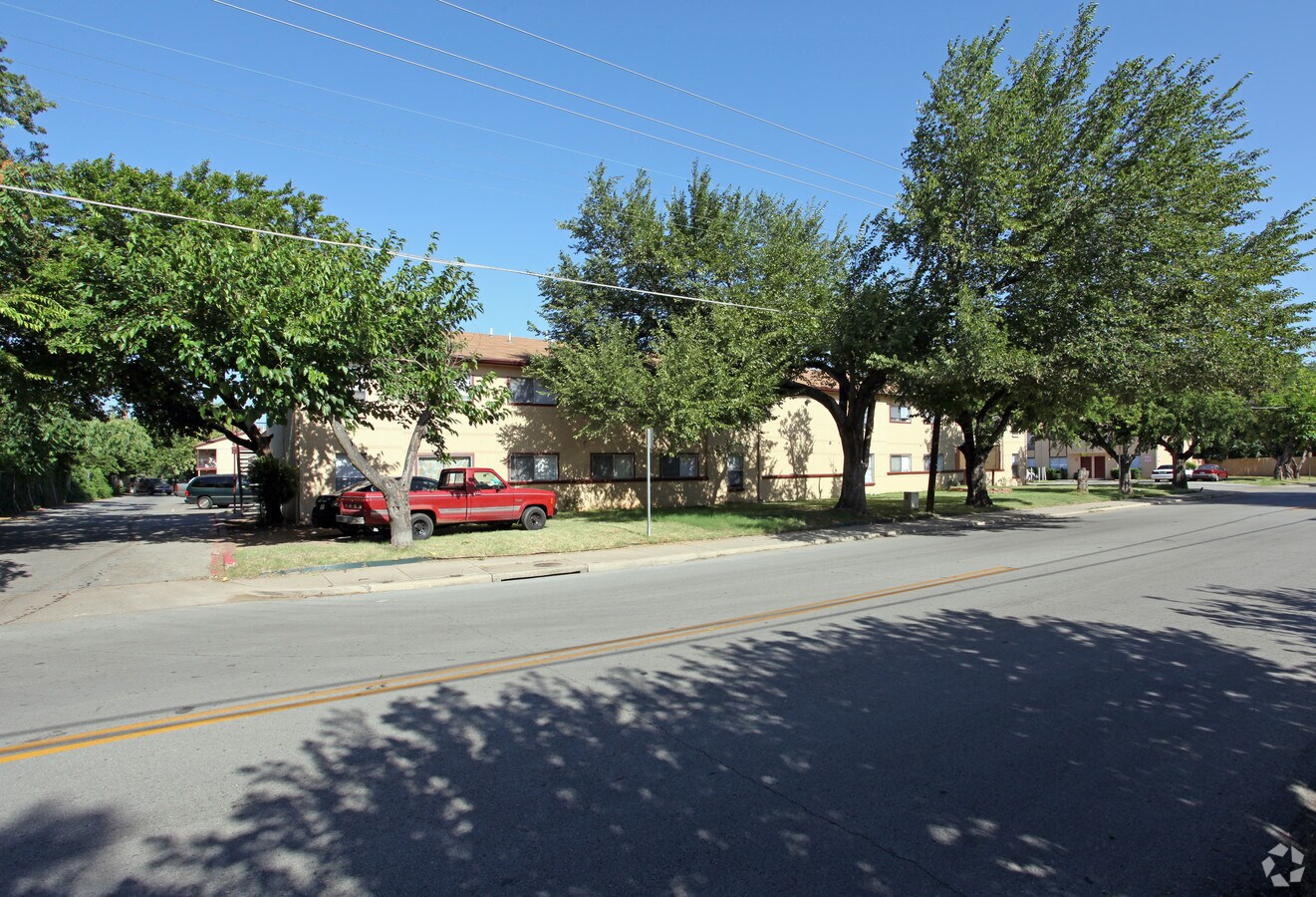 Hilltopper Apartments - Hilltopper Apartments