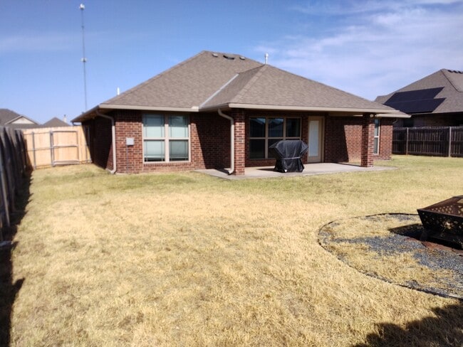 Photo - 401 Northeast Mountain Meadow Drive