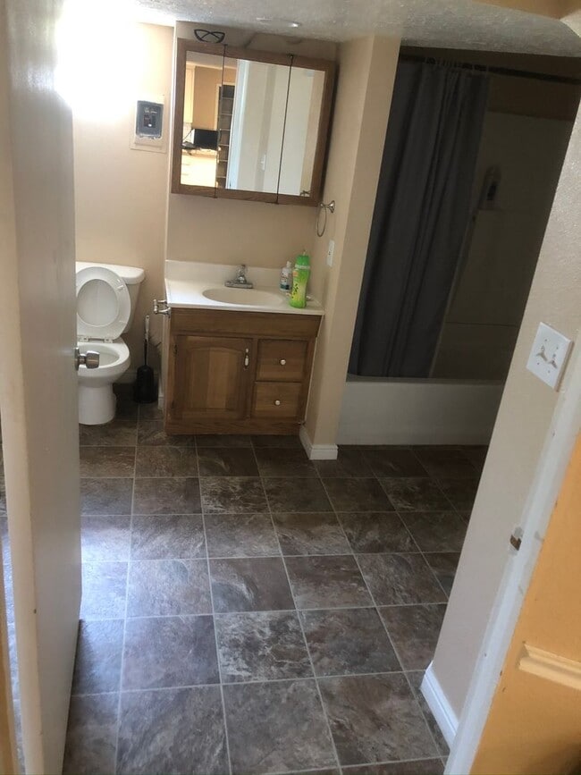 Building Photo - Close to schools and shopping Rental