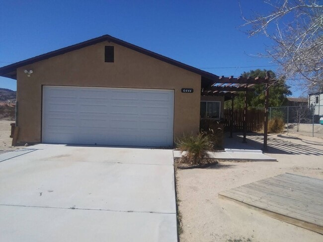 Building Photo - COMING SOON!Three Bedroom 2 Bath Available... Rental