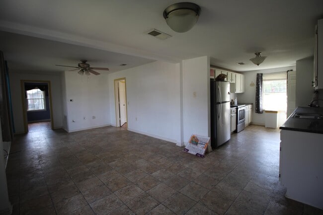 Photo - 402 Prairieville St