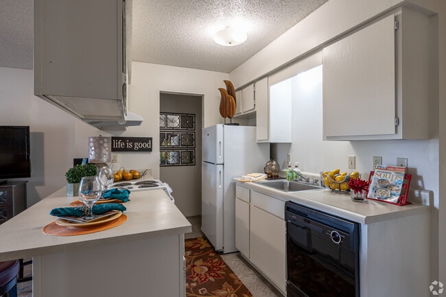 2BR, 1BA - 700SF - Kitchen