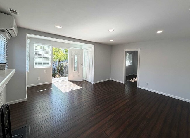 Photo - 10102 Fernglen Ave