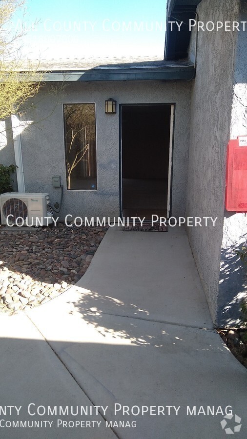 Building Photo - 2 bed, 1.5 bath apartment in 29 Palms! Unit D