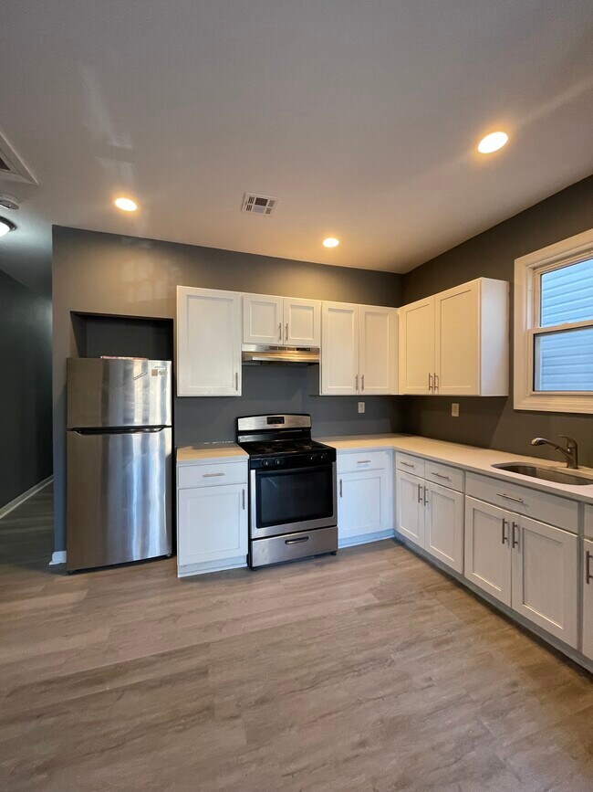 Unit 1R - 662 Grove St Unit 1R