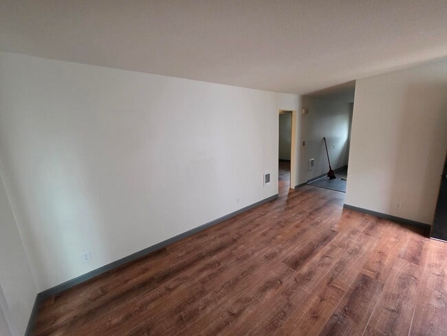 Photo - 354 Catron St N