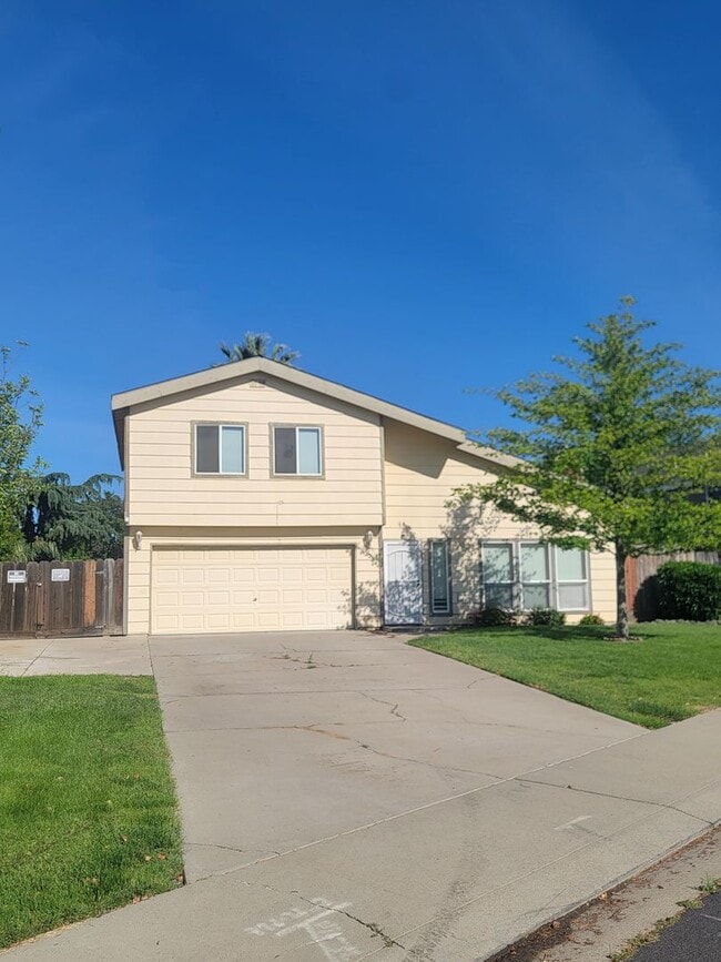 Photo - 3 Bed / 2 Bath Home with Pool, RV Parking & Private Balcony