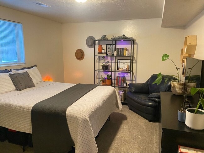 Building Photo - 1B/1B Pet Friendly Apartment South of BYU Unit 116