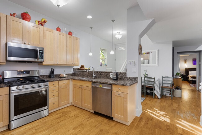 Photo - 7407 N Hoyne Ave
