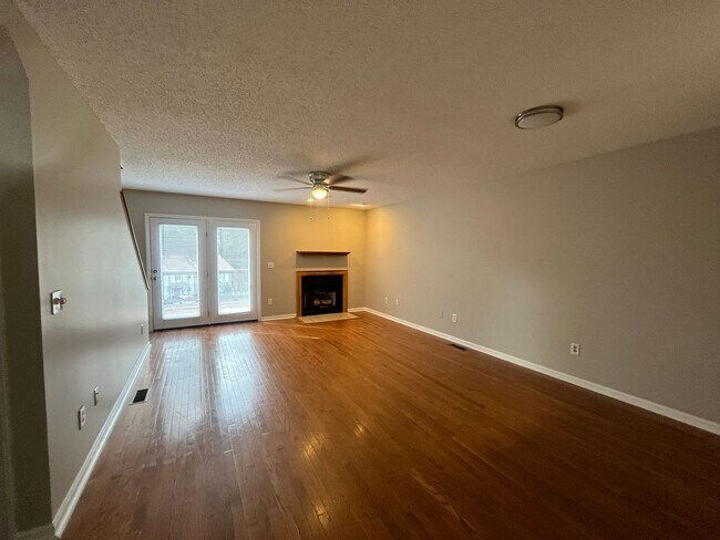 Photo - *MOVE IN SPECIAL! 1 Month FREE! Large 3 be...