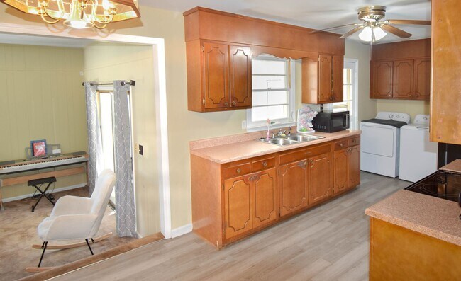 Photo - Accepting Applications: 3 Bedroom 1.5 Bathroom- Small Dogs Considered