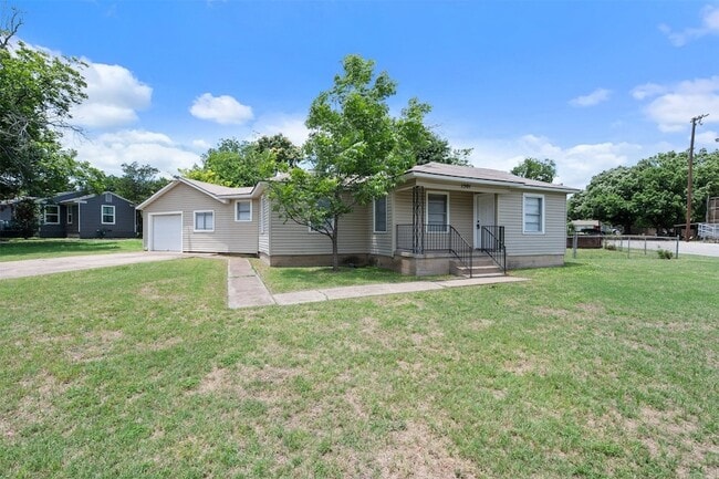 Building Photo - 1501 Greenbrier Dr