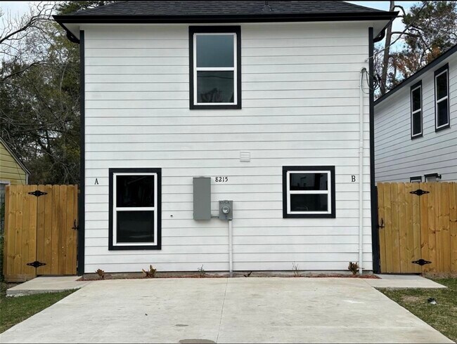 Photo - 8215 Crestview Dr