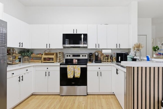 Building Photo - 7657 Thornlee Dr