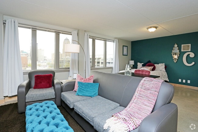 Premium Studio - College Hill Apartments