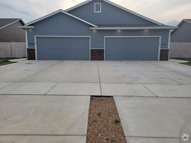 Building Photo - 1311 Azena St Rental