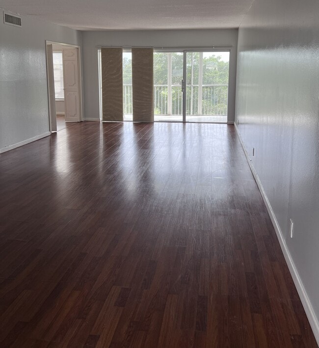 Photo - 3050 N Palm Aire Dr