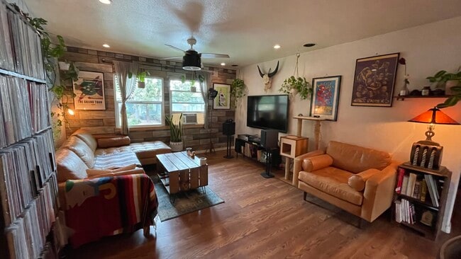Photo - 5823 Bowcroft St Condo Unit 4