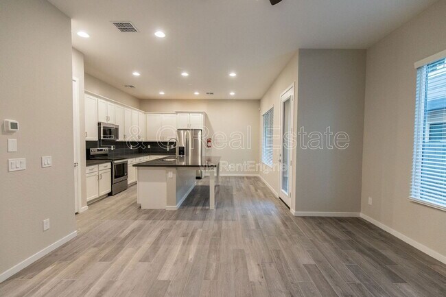 Photo - 901 S Smith Rd