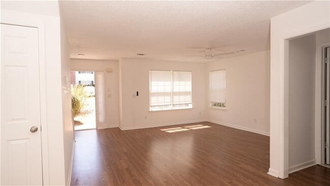 Photo - 605 Chase Ln