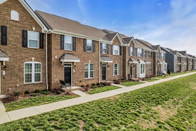 Photo - 3 BED 2.5 BATH TOWNHOME WALKING DISTANCE TO LEBANON SQUARE!