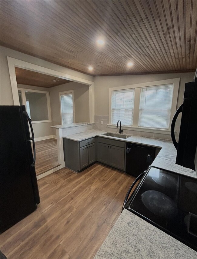 Photo - 875 Nutwood St