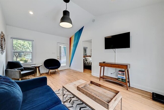 Photo - 2943 Higgins St