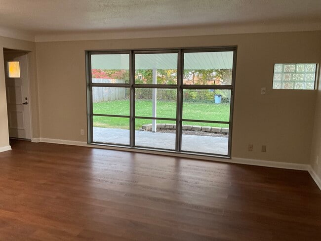 Photo - 634 Wiltshire Blvd