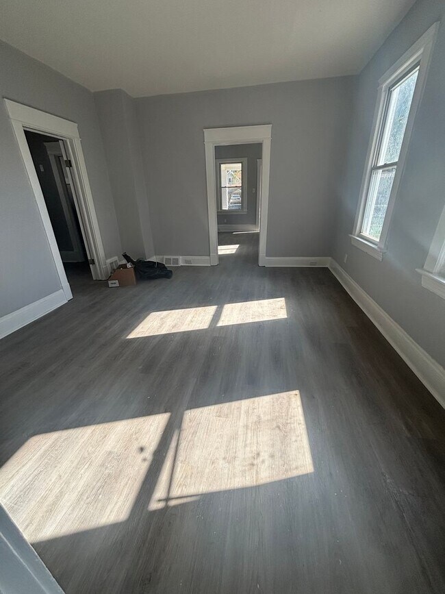 Photo - 4bd Single Newburgh Sec 8/Cash Pay