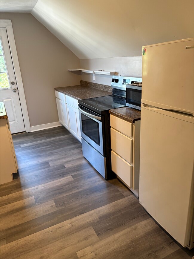 Building Photo - 46 Davis Ave Unit 3RD Floor Rental