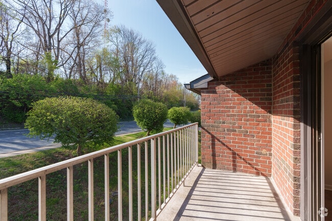 1BR, 1BA - 864SF - Terrace - Bridgewater Apartments