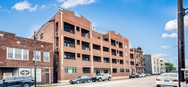 Building Photo - 2904 W Belmont Ave Unit 302