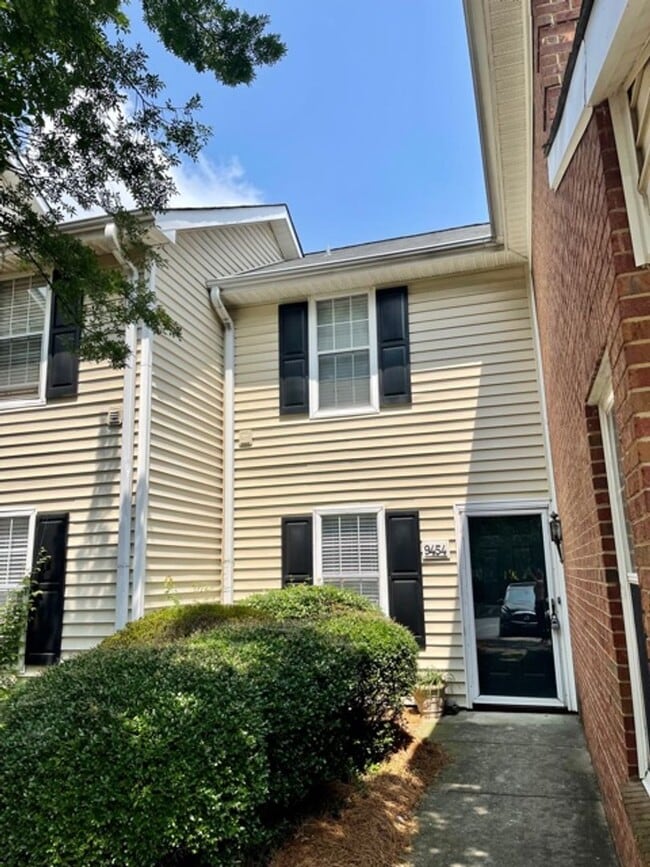 Building Photo - South Charlotte 2 Bedroom Garden Unit, Imm...