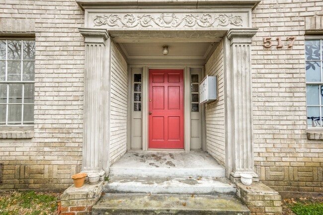Building Photo - Discover Your Oasis in the Heart of Montrose! Unit 3