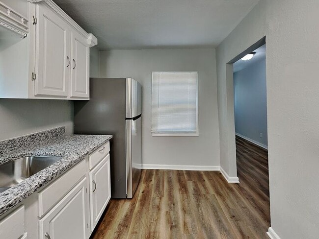 Photo - 2547 Wilton Ave