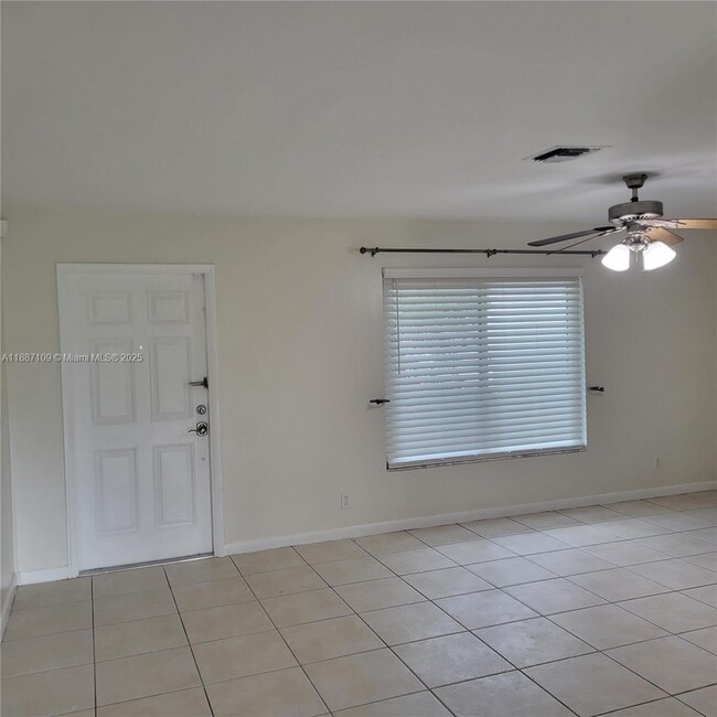 Photo - 127 Seagull Ct