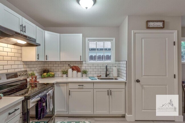 Photo - 1435 N Poplar Ave Unidad Back Studio