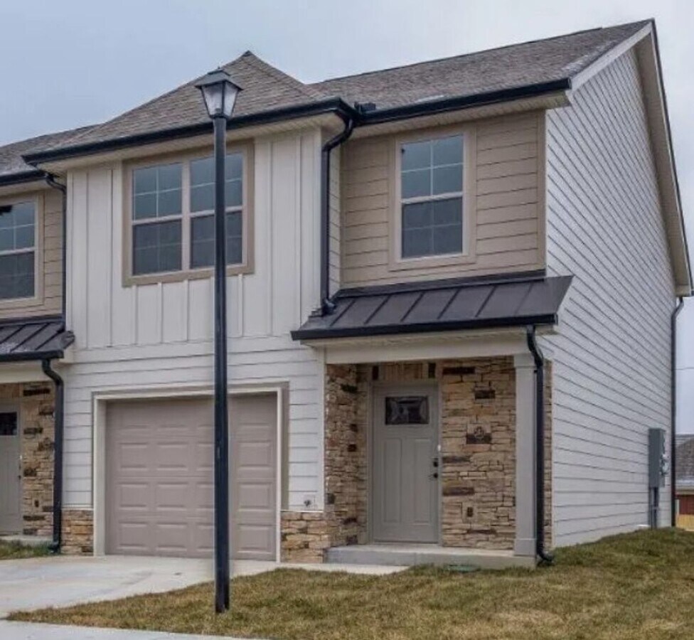 Spacious 3 Bedroom Townhouse in the Heart ... - Spacious 3 Bedroom Townhouse in the Heart ...