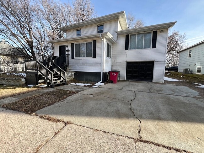 Building Photo - Rent Special - 3 Bed/2 Bath Duplex Apartment Near Downtown!