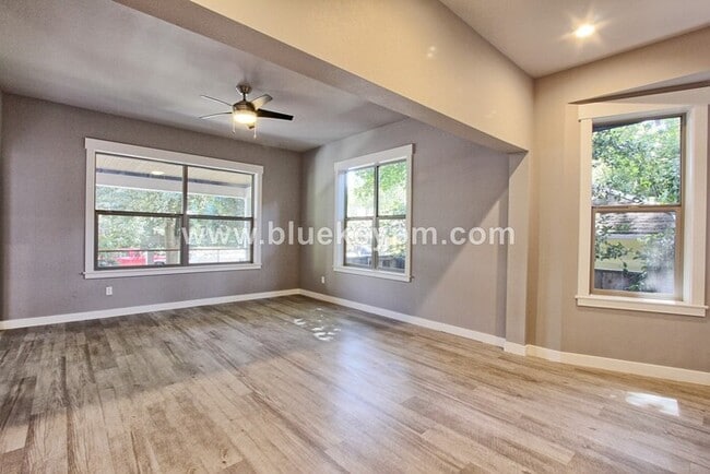Photo - 2 Bed, 2 Bath Unit in Laurelhurst in Beautiful Tri Plex