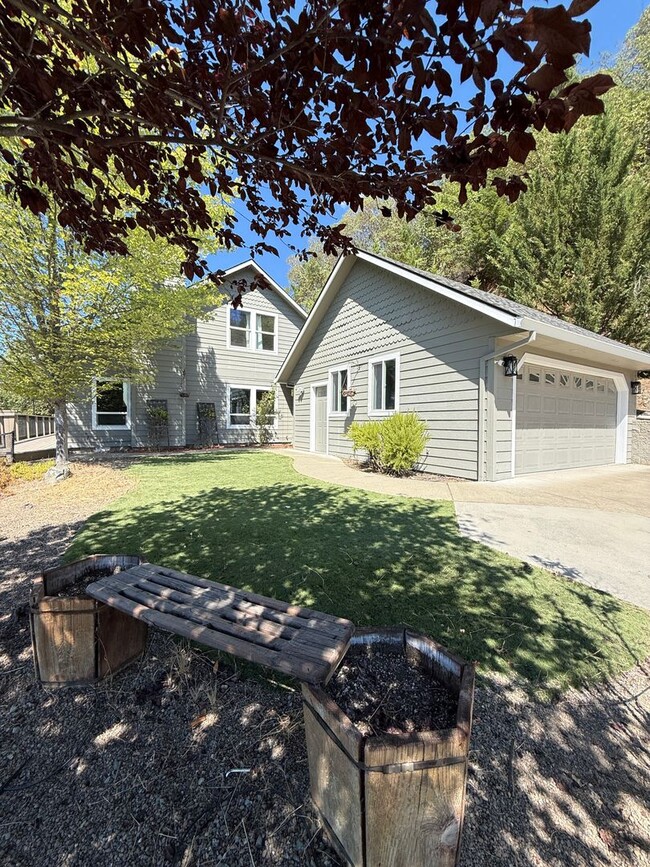 901 Manzanita Dr